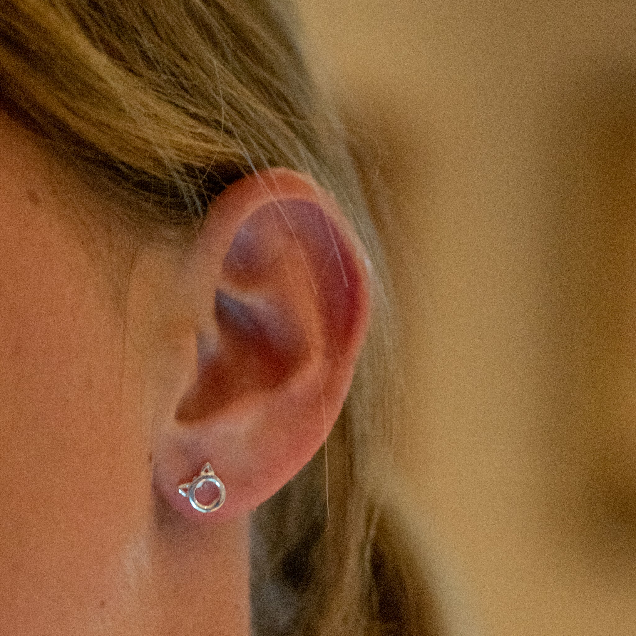 EK027 - 925 Sterling Silver Cat Push-Back Earrings