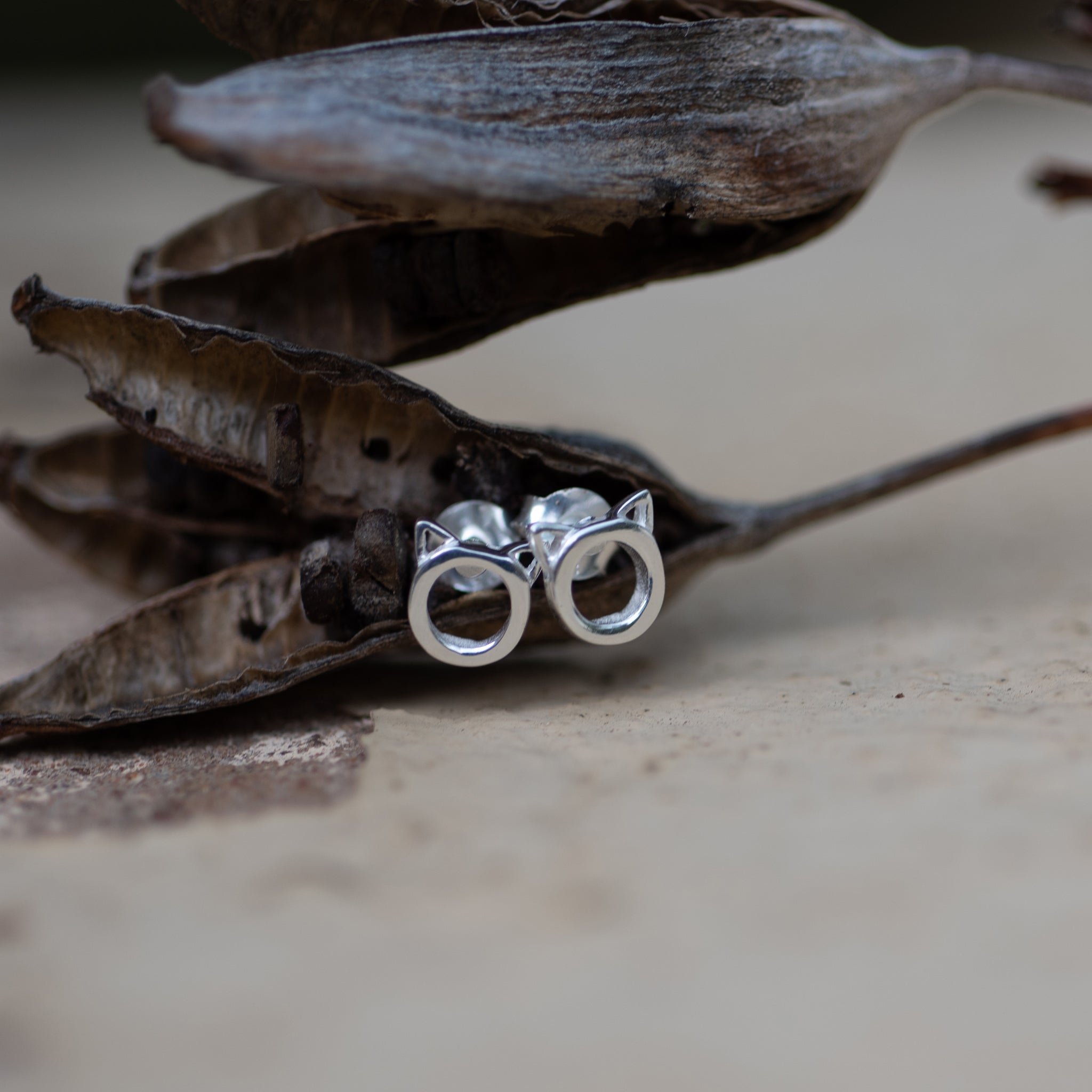 EK027 - 925 Sterling Silver Cat Push-Back Earrings