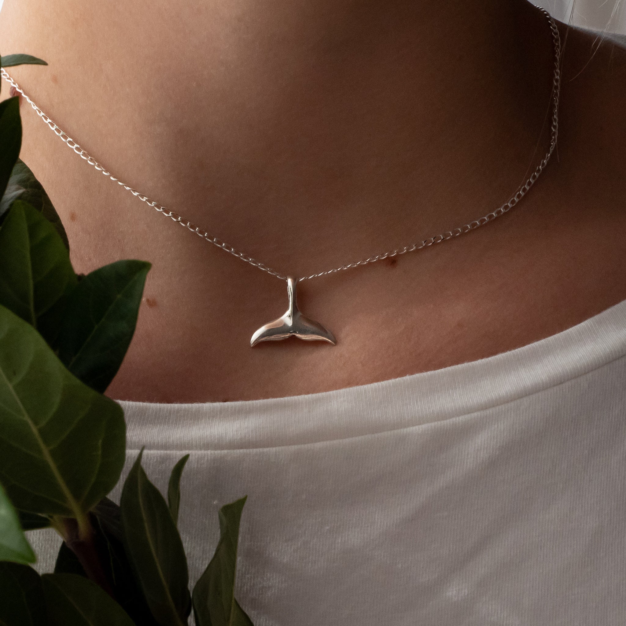 JP001C - Fish Tail Pendant & Chain - silverby-e.co.za